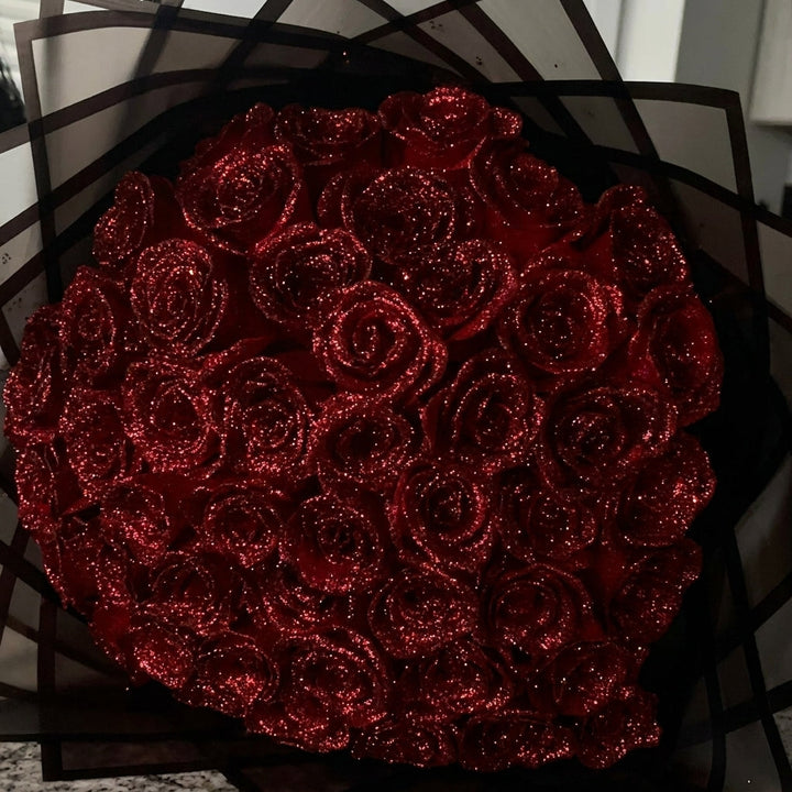 Detaljbilde av glitrende rose med skimrende blader, ideell som dekorasjon og evig gave.