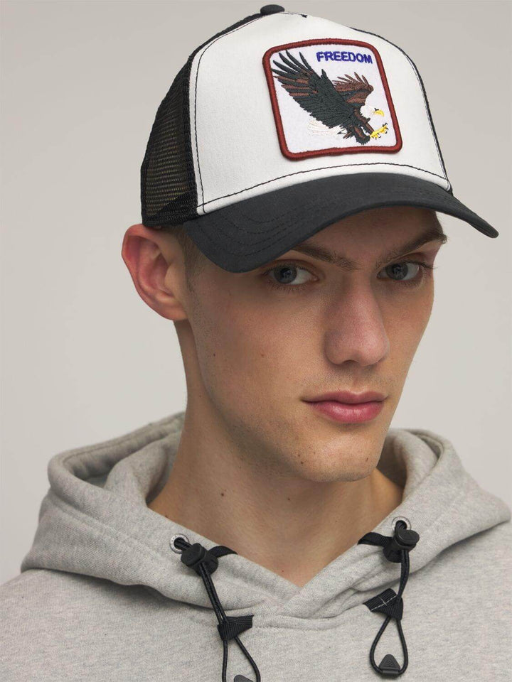 Mote-tilbehør: Frihet baseballcap, unisex og justerbar. Med markant ørn-design, netting og solbeskyttelse.
