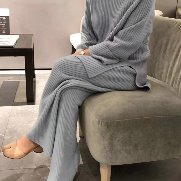 Dame strikket genser og bukse sett, perfekt fritidstøy og loungewear. Mykt og varmt for kjøligere dager.
