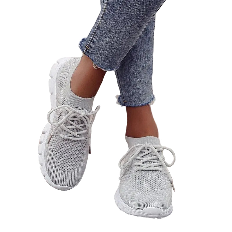 Lette damesneakers for hverdagskomfort, stil og fritid. Moderne snøresko med god demping for kvinner.