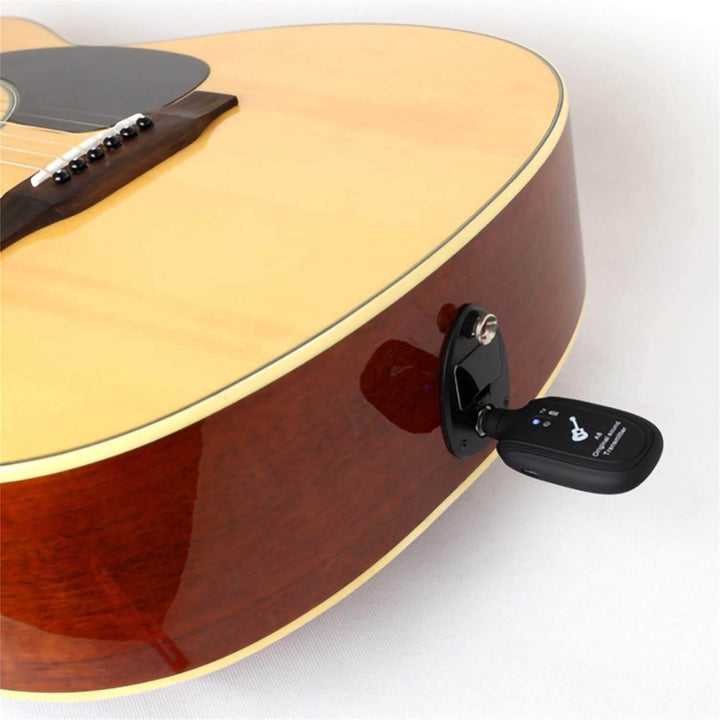 Kompakt trådløst gitarsystem for sømløs lydoverføring fra gitar til forsterker, ideelt musikkutstyr.