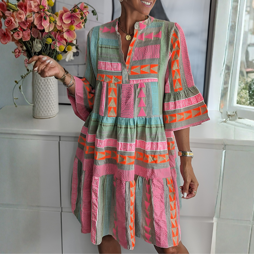 Kvinner flerfarget boho midikjole med løs passform, geometrisk mønster, V-hals og 3/4 ermer. Perfekt sommer- eller vårkjole.