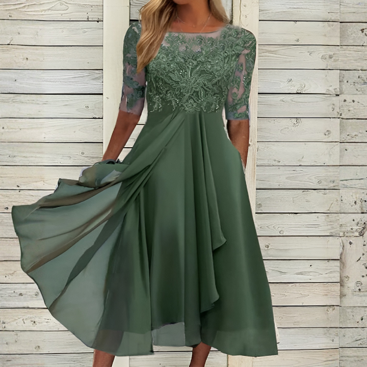 Elegant kvinners maxikjole i blonde med flytende skjørt, perfekt for fest og formelle anledninger.