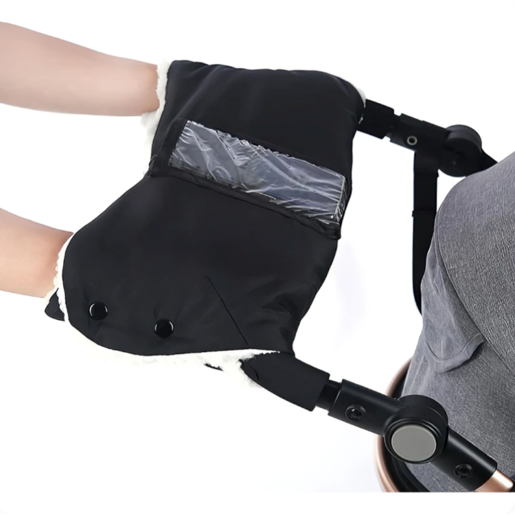 Sort barnevognsmuff med varm fleece, vanntett overflate og mobillomme. Perfekt håndvarmer for foreldre på trilletur.