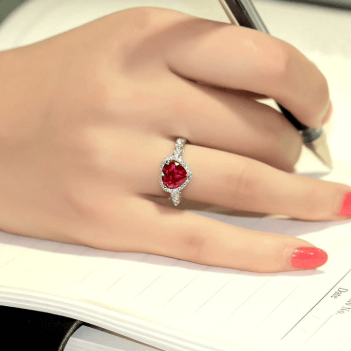 Klassisk hjerte Cubic Zirconia sølvring for kvinner, en tidløs kjærlighetsgave.