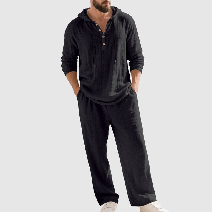 Mann i avslappet linsett, viser pustende henley-hettegenser. Ideell for casual sommerklær.