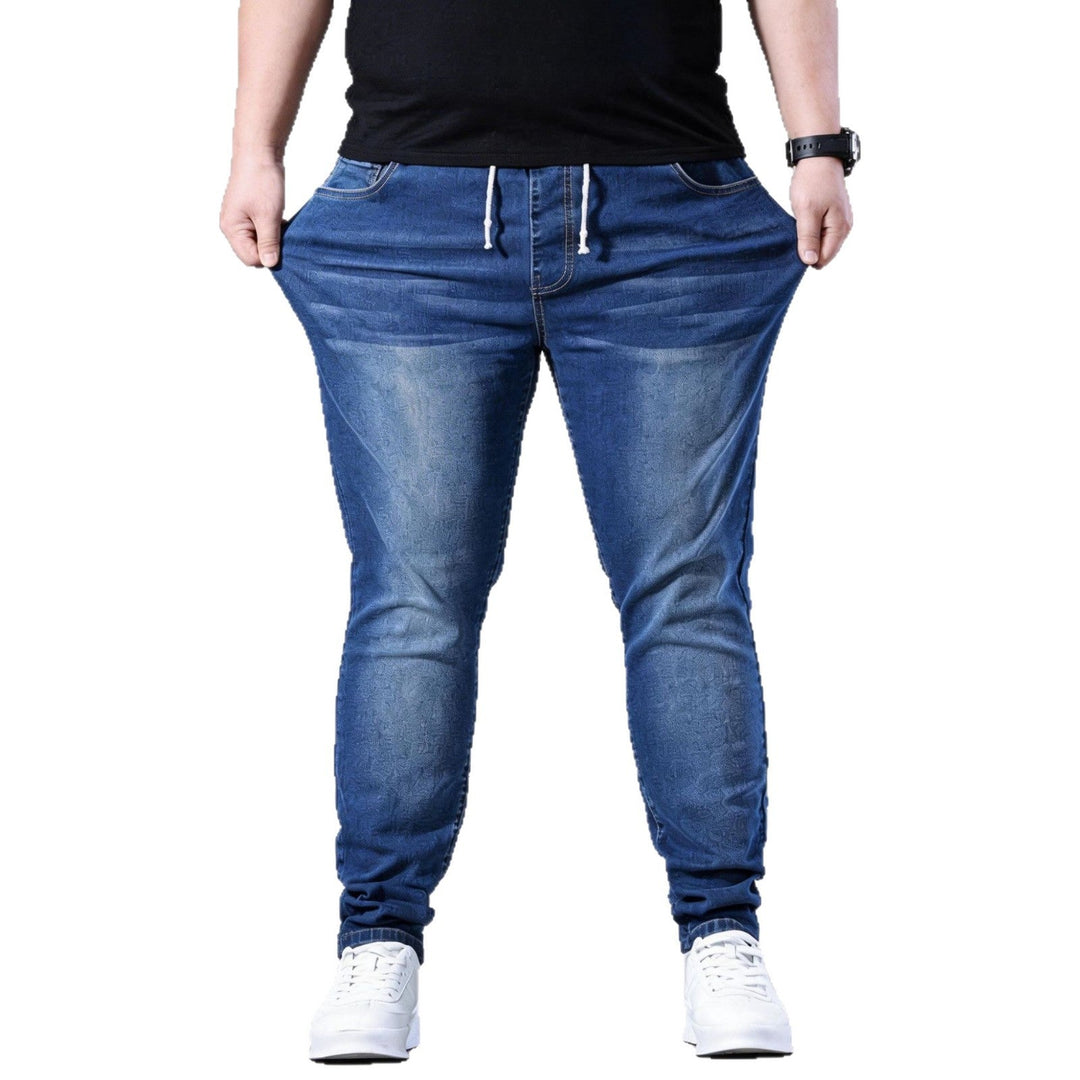 Herre joggebukse i denim med snøring. Komfortabel og trendy bukse for avslappet stil, justerbar midje.