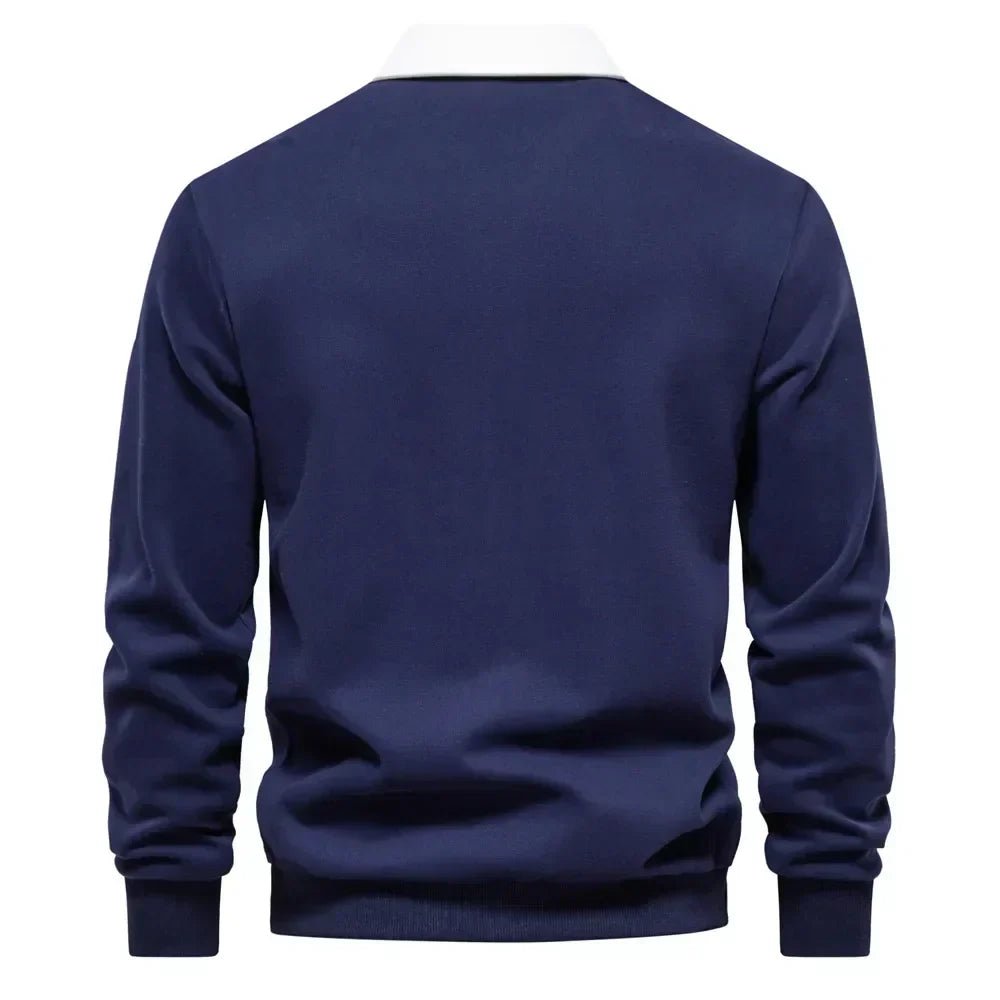 Beige komfortabel herre polo genser, langermet sweatshirt med stilren kontrastkrage. Til golf og fritid.