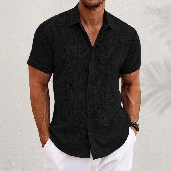 Herremodell viser en allsidig kortermet skjorte, perfekt for sommer og casual look.