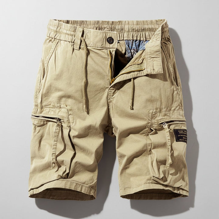 Herre regular-fit cargo shorts med elastisk liv for komfortabel passform, perfekt til sommer og fritid.