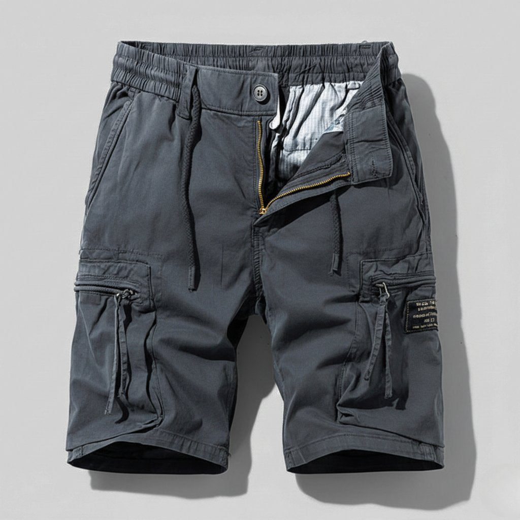 Detalj av herre cargo shorts som viser elastisk linning og sikre glidelåslommer, optimal for komfort.