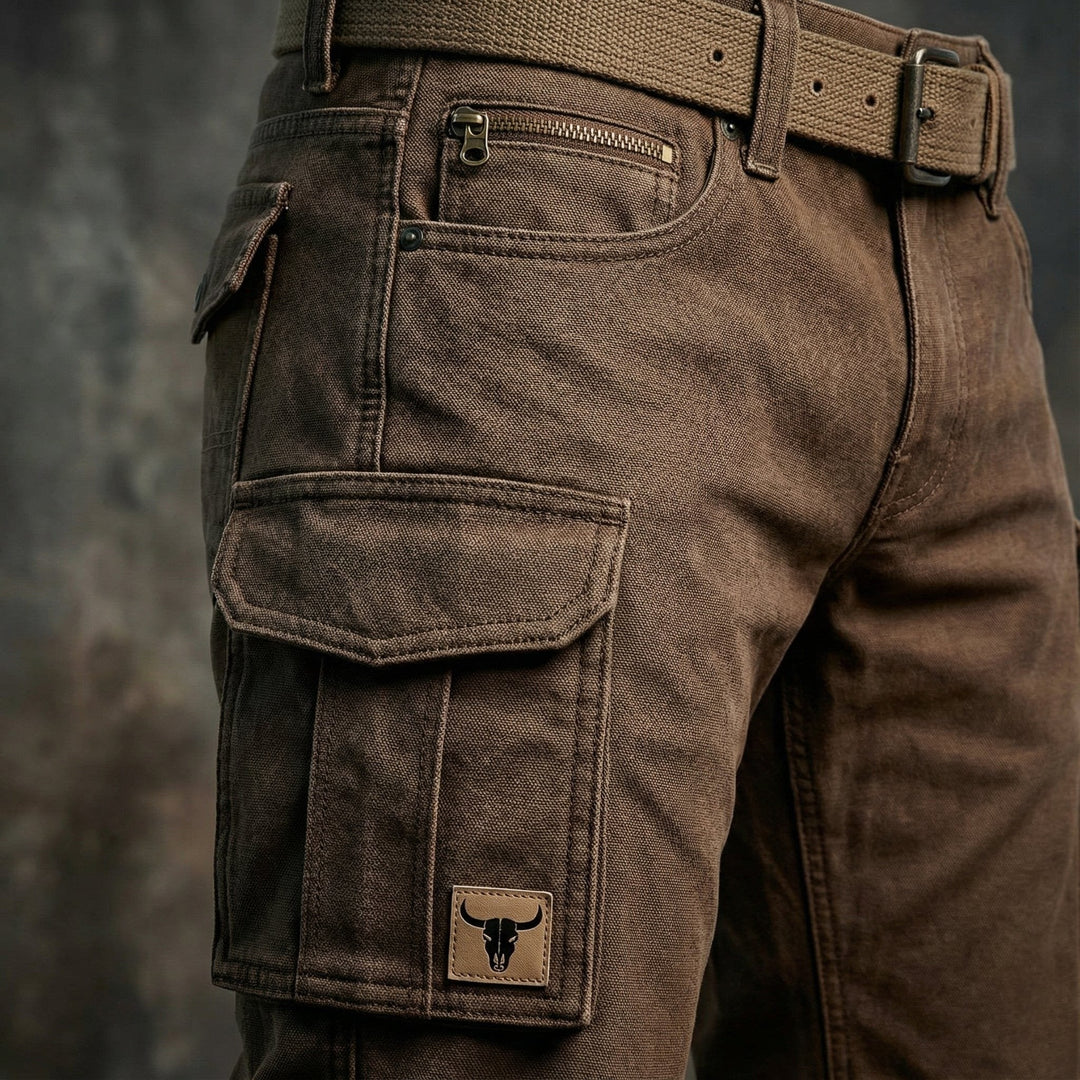 Brune slim-fit tapered cargo bukser for herre med unik lommepatch, perfekt for fritid og utendørsaktiviteter.