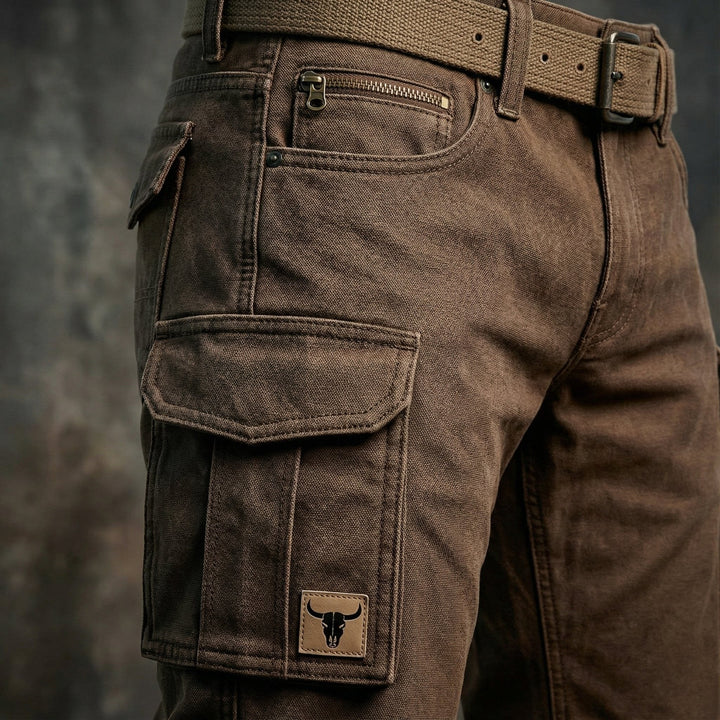 Brune slim-fit tapered cargo bukser for herre med unik lommepatch, perfekt for fritid og utendørsaktiviteter.