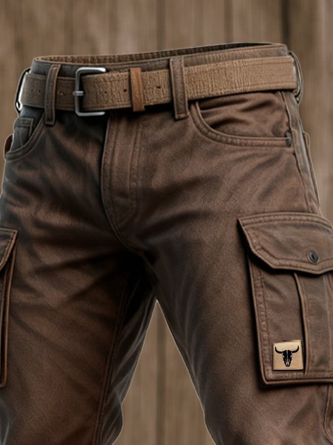 Stilige slim-fit herre cargo bukser i brun, med tapered passform og praktisk lommepatch for en trendy look.