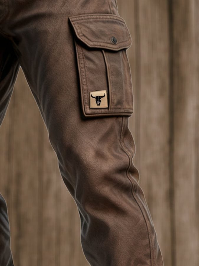 Frontbilde av brune herre slim-fit tapered cargo bukser, viser den slanke passformen og den unike lommepatch.