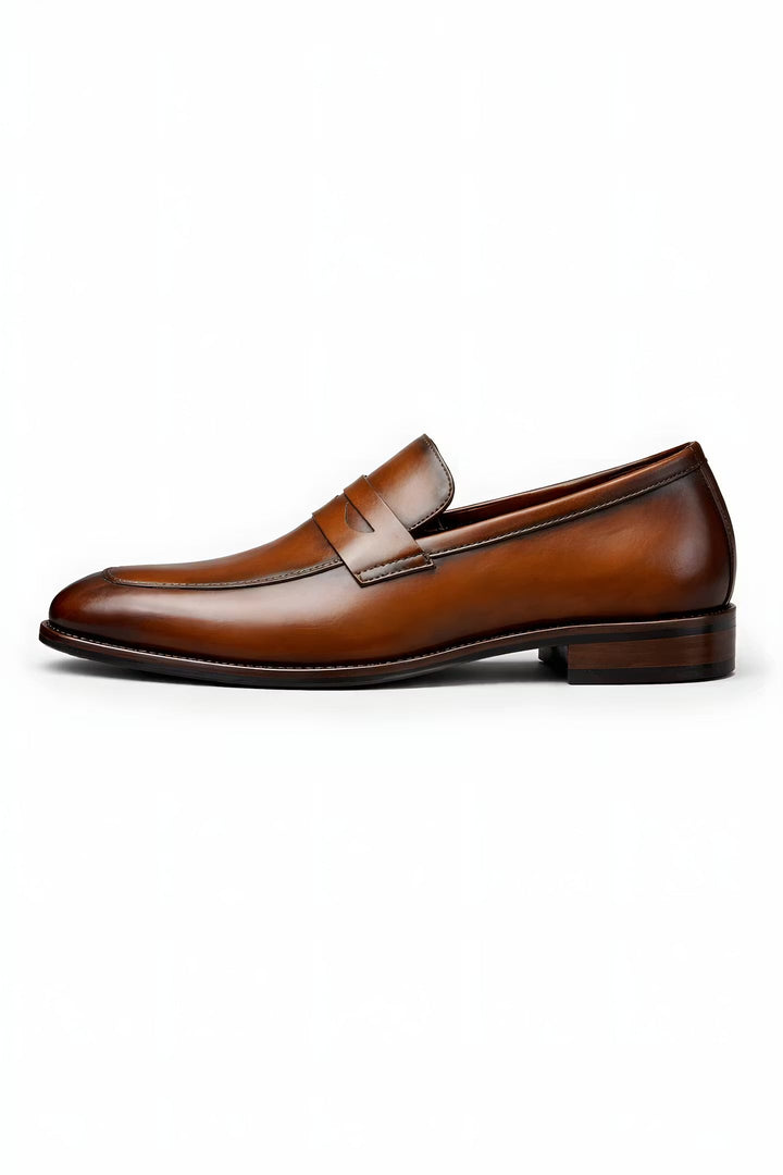 Klassiske herre penny loafers i brunt skinn, elegant slip-on stil for formelle anledninger.