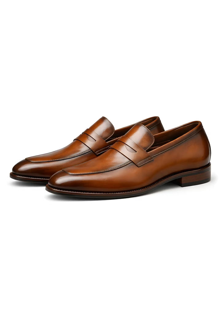 Elegant slip-on herre penny loafer i premium skinn, ideell som kontorsko eller bryllupssko.