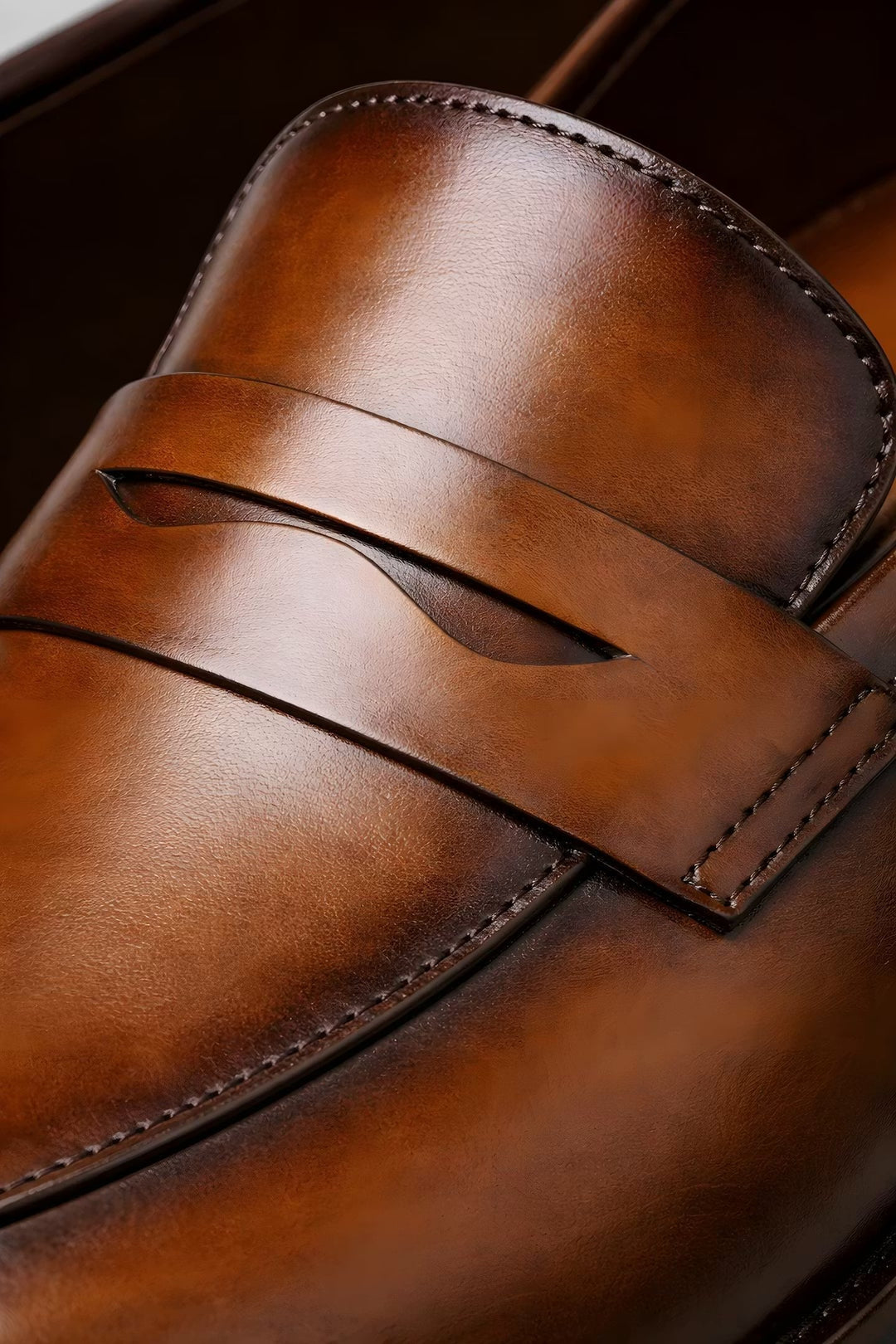 Herre penny loafers elegant på foten, perfekt som formell slip-on sko for jobb eller fest.