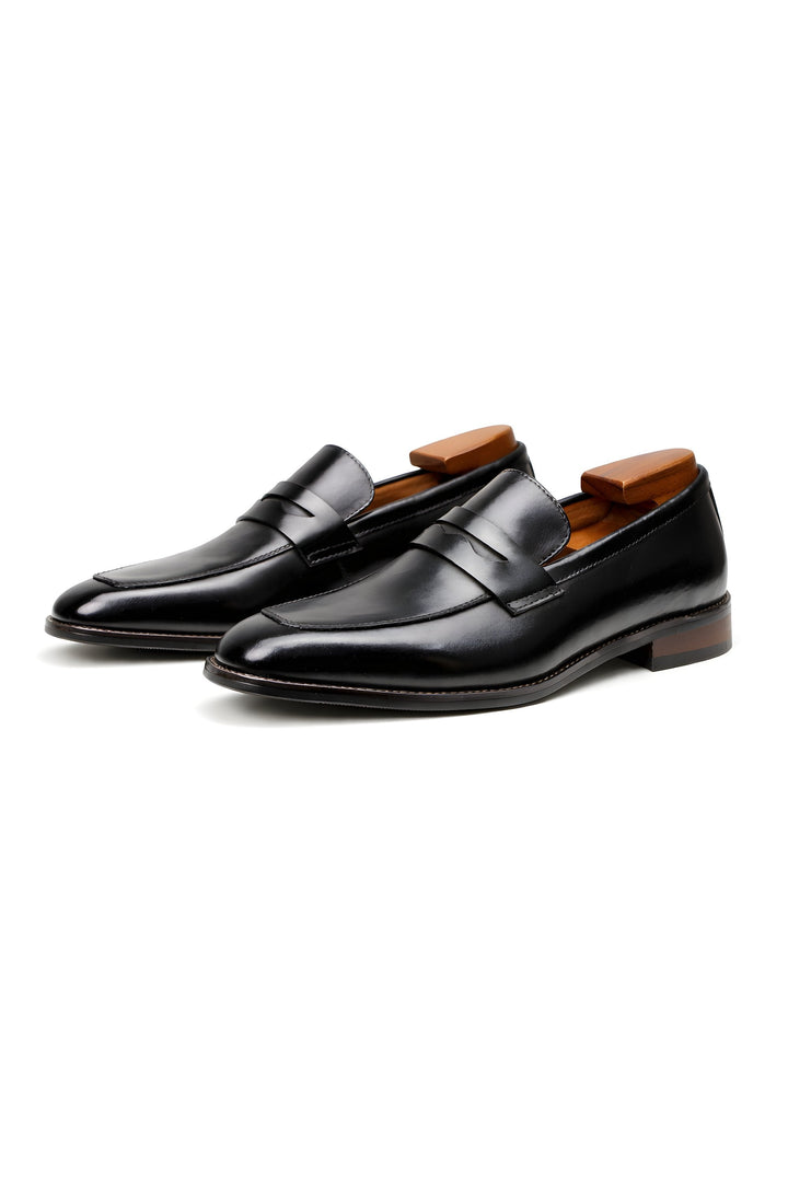 Klassiske herre loafers med penny-detalj, elegant slip-on design perfekt for en tidløs stil.
