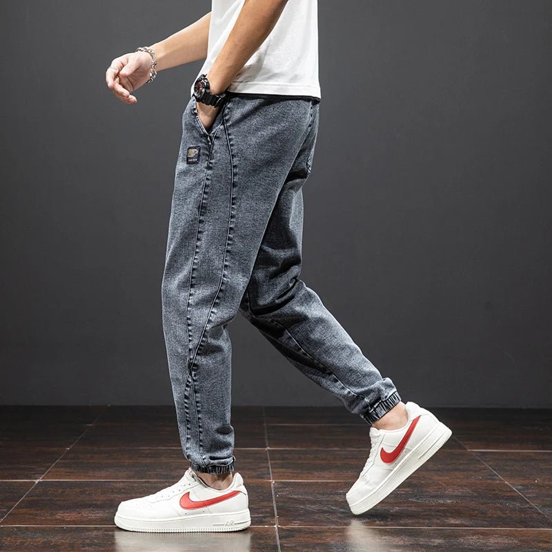 Stilige herres stretch denim joggebukser, kombinerer jeanslook med joggekomfort og elastisk midje.
