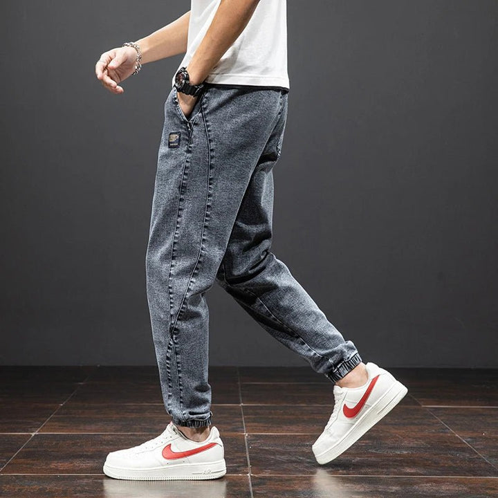 Stilige herres stretch denim joggebukser, kombinerer jeanslook med joggekomfort og elastisk midje.