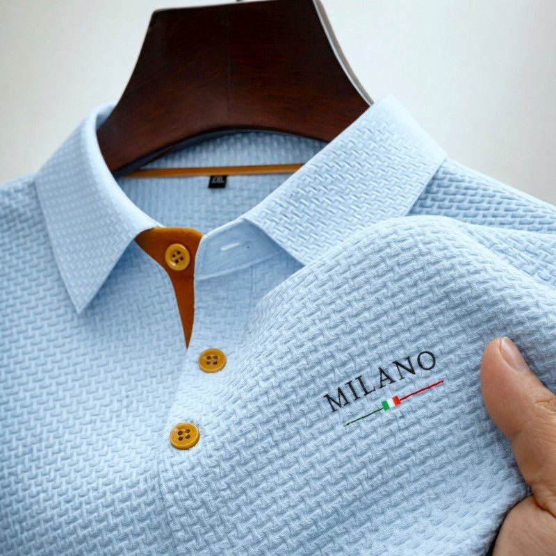 Stilig lyseblå herre pique polo. Kortermet skjorte med komfortabel struktur og kontrastknapper.