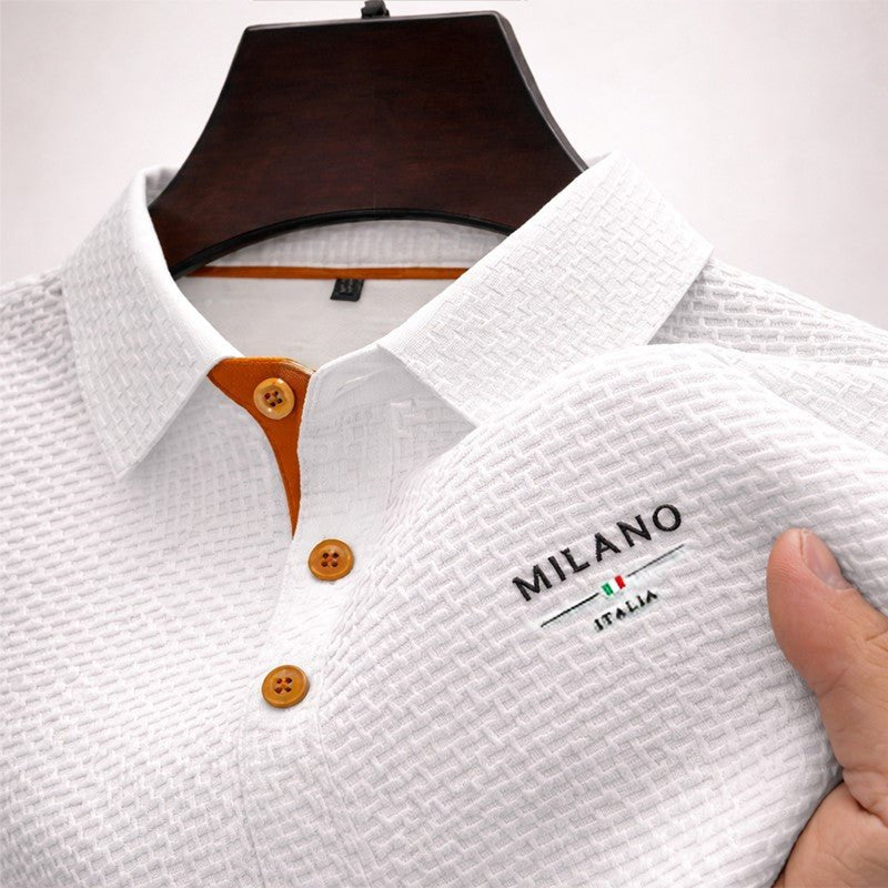 Komfortabel svart herre pique polo. Kortermet skjorte med fin struktur, stil og elegante kontrastknapper.
