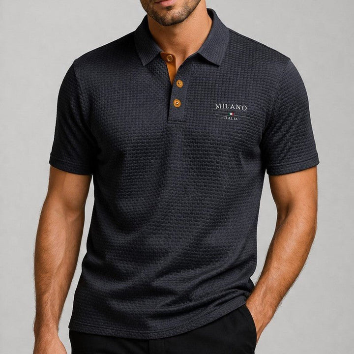 Hvit herre pique polo for stil og hverdag. Kortermet skjorte med struktur og trendy kontrastknapper.
