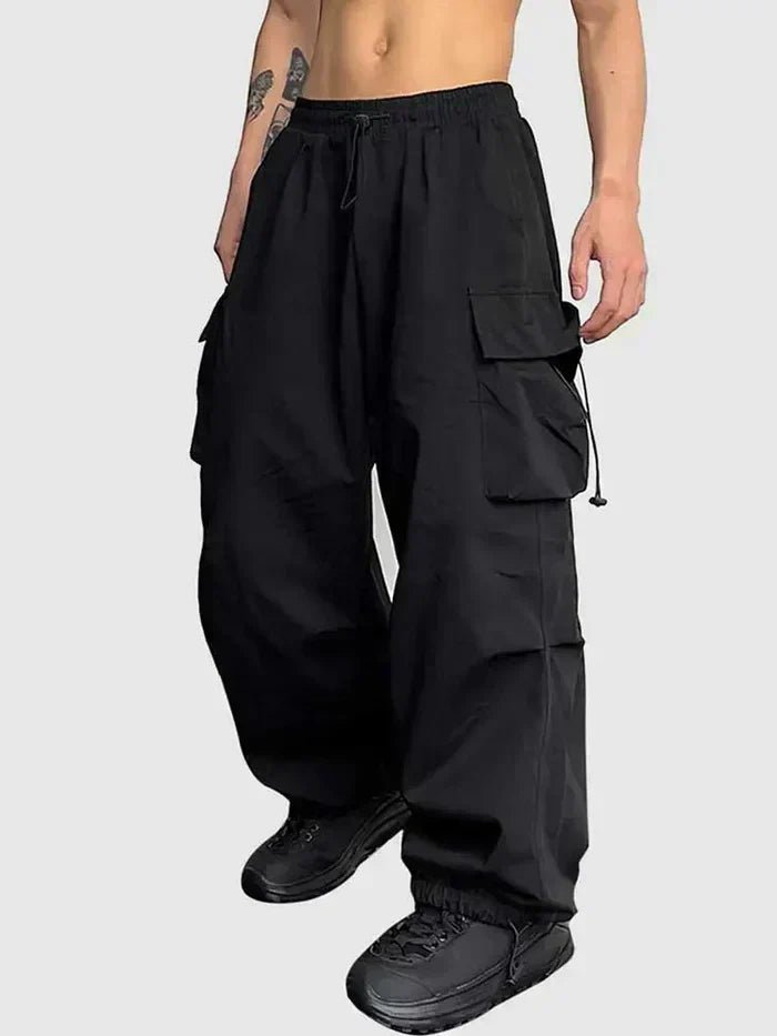 Sorte herre cargo-bukser med brede ben og justerbar passform. Perfekt for streetwear og komfort.