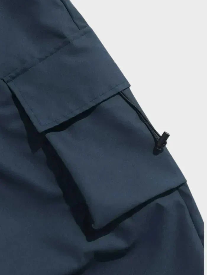 Casual look med mørkebrune brede cargo-bukser for herre, egnet for både hverdag og utendørsaktiviteter.