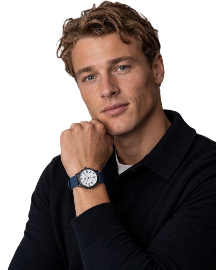 Sideprofil av en taktisk sportsklokke for menn, som viser dens robusthet og ergonomiske design.