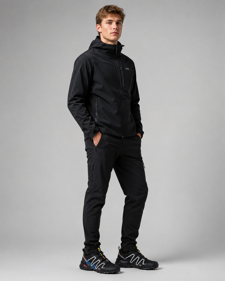Sideprofil av komfortable herresko til fotturer, med pustende materiale og solid konstruksjon.