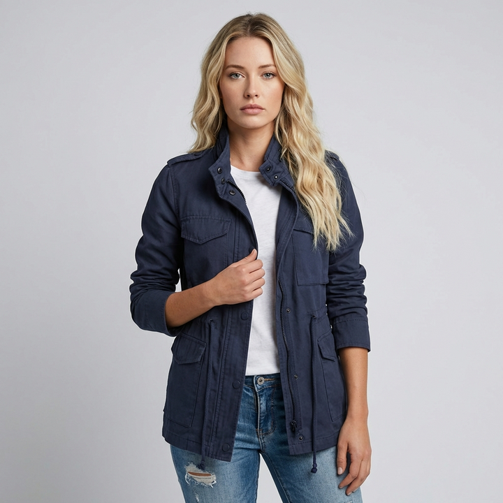 Myk, allsidig dame denimjakke i stretchdenim for hverdagskomfort. Klassisk vår- og høstjakke.