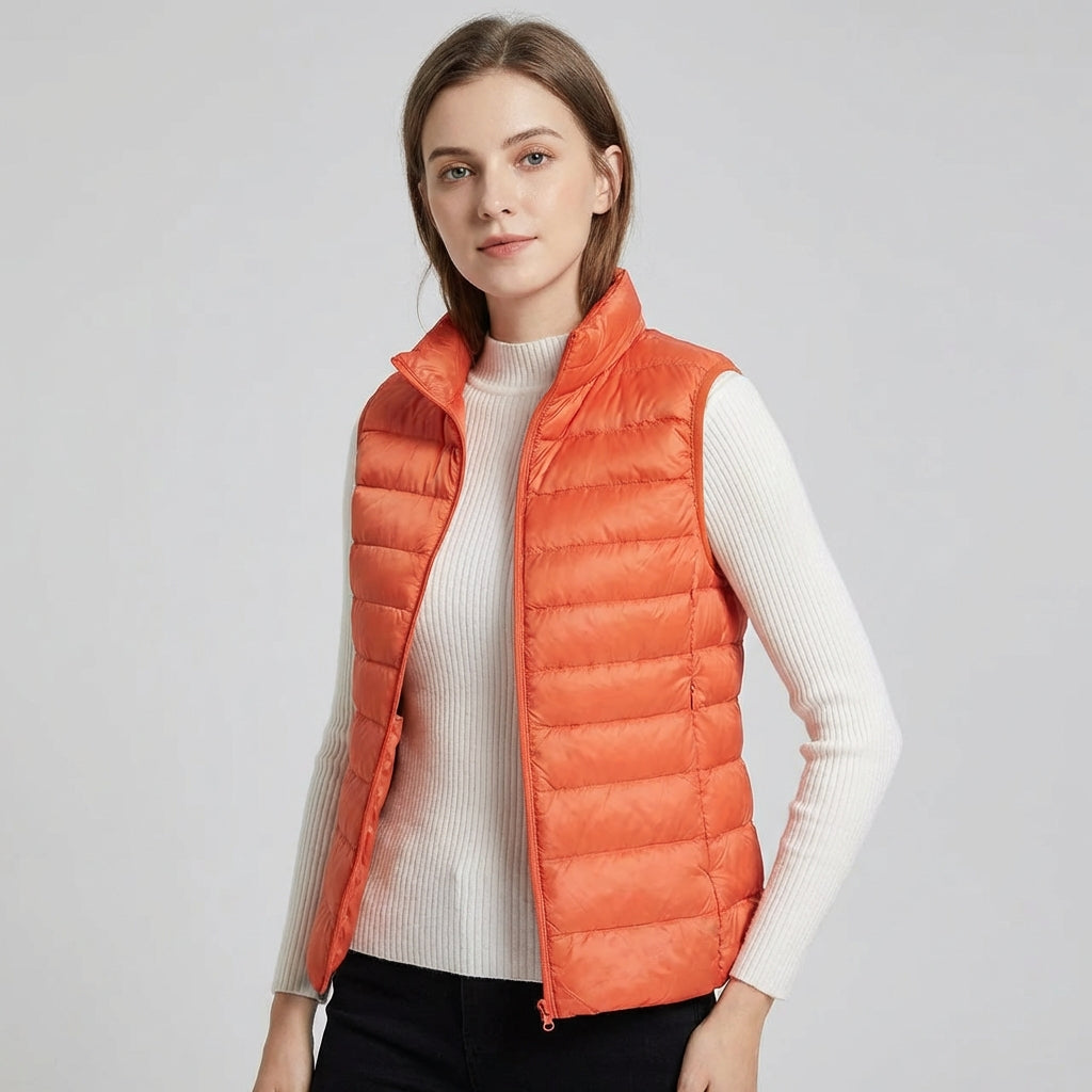 Dame ultralett vest for mellomsesong. Vindavvisende og vannavvisende lettvest med optimal komfort.