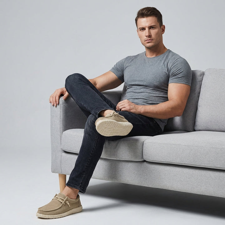 Svarte pustende slip-on herresko, designet for optimal gåkomfort og lettvekt stil for aktive menn.
