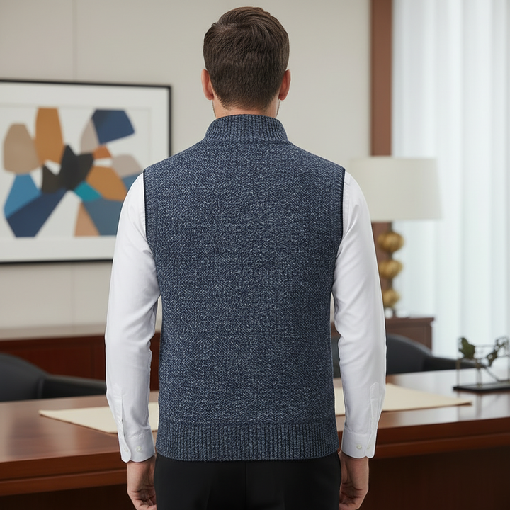 Elegant allværs strikkevest for menn med praktisk glidelås. Ideell for lag-på-lag og moderne herremote.