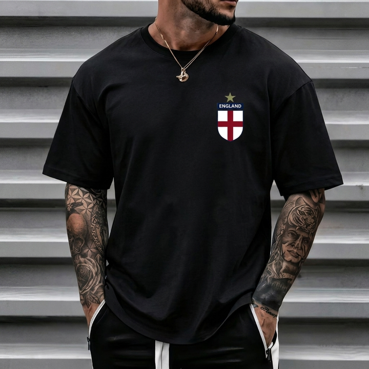Detaljert bilde av England fotballagets logo på en kortermet og komfortabel t-skjorte.