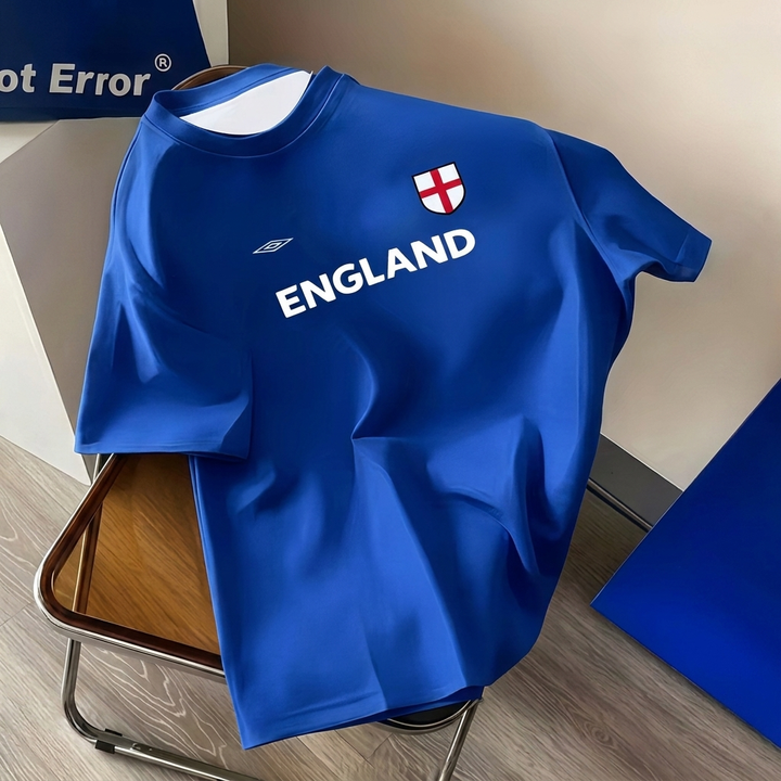 Nærbilde av pustende stoff på retro England fotballskjorte for menn i pluss størrelse.
