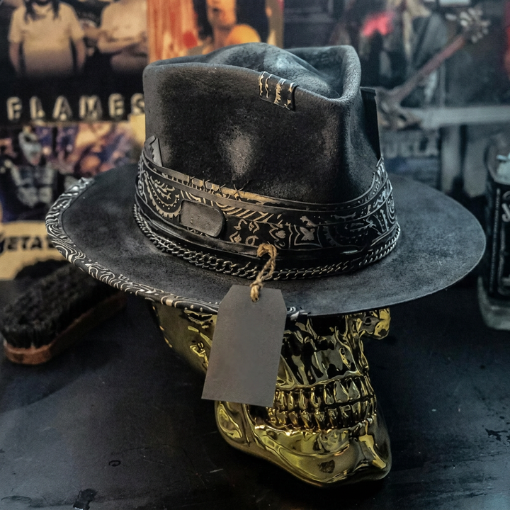 Komfortabel ullblanding hodeskallelue, håndlaget beanie i svart med unik skull-design.