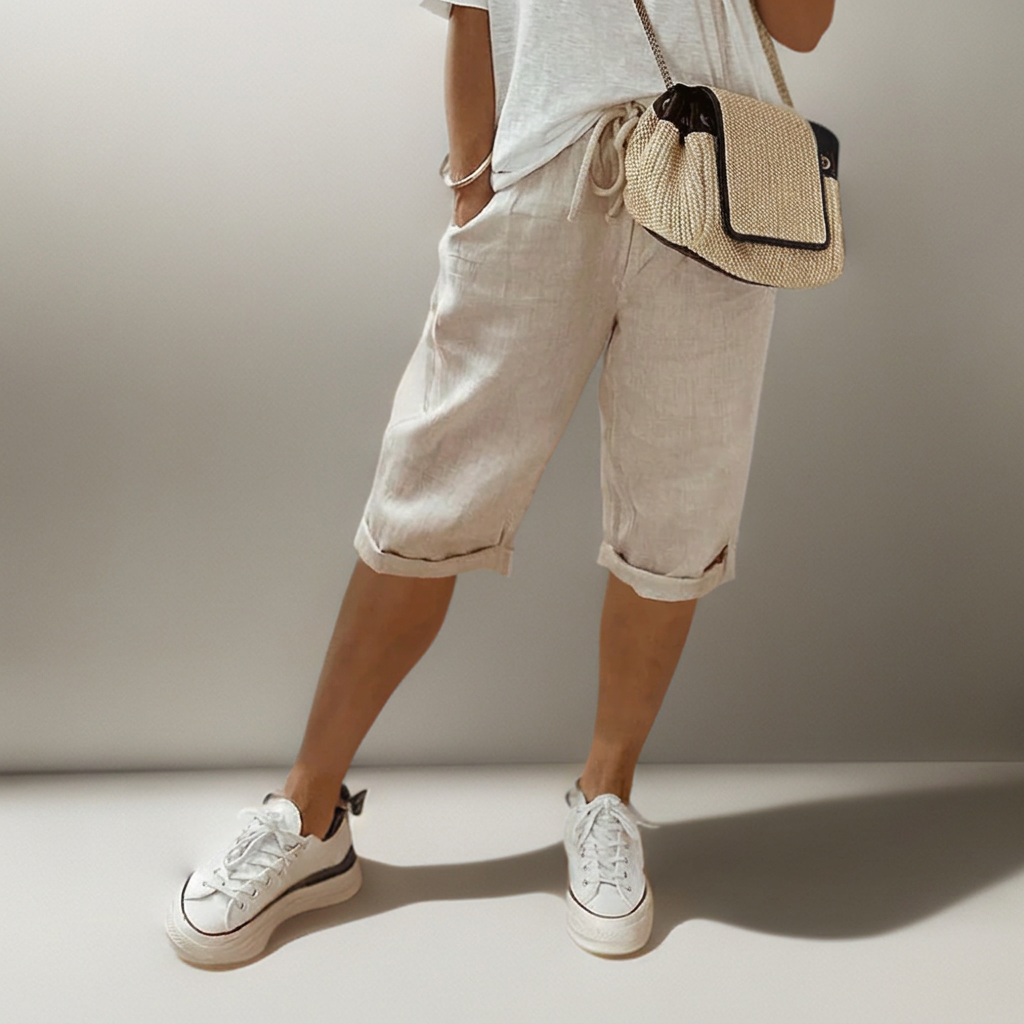WC2026: Løse dameshorts med justerbar snøring og elastisk midje. Ideelle som komfortable strandshorts.