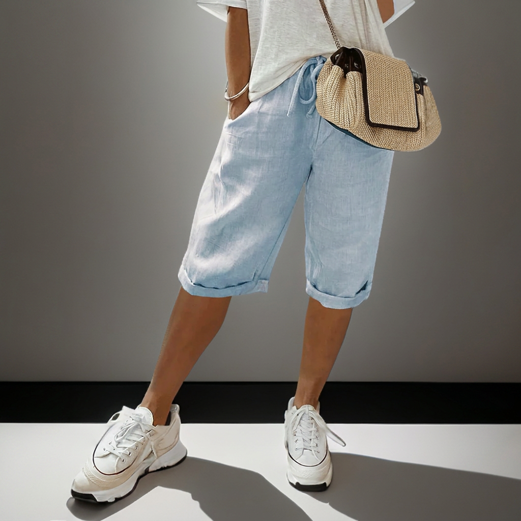 Komfortable dame shorts med justerbar snøring i midjen. En luftig og løs sommershorts for varme dager.