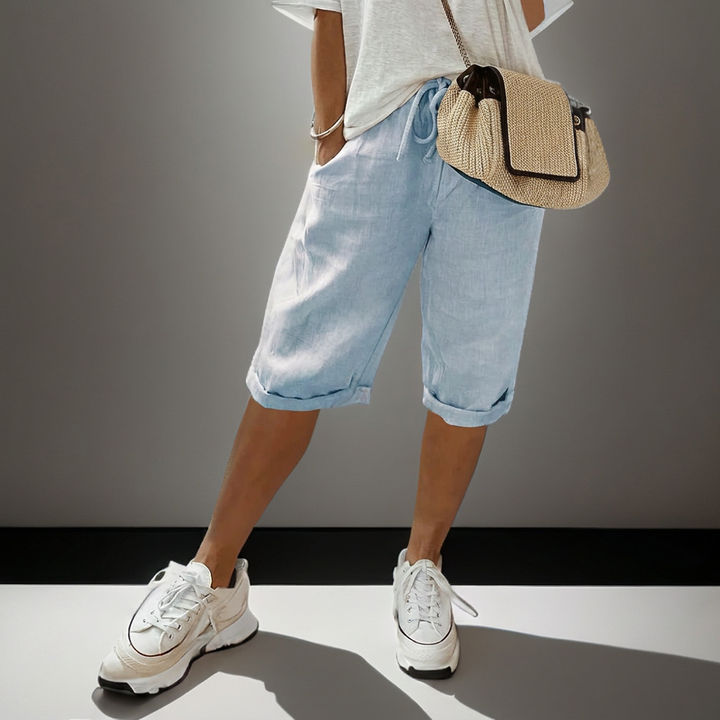 Komfortable dame shorts med justerbar snøring i midjen. En luftig og løs sommershorts for varme dager.