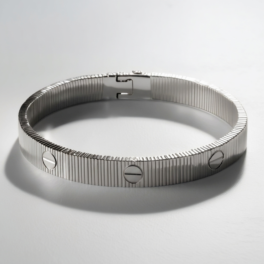 Gaveidé: Fleksibelt 'Love' armbånd i metall. Et elegant og minimalistisk unisex smykke.