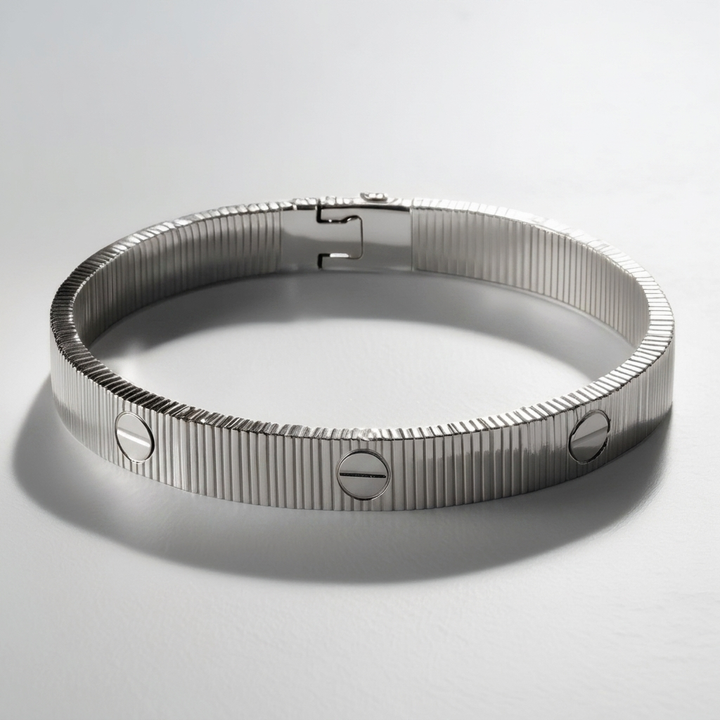 Gaveidé: Fleksibelt 'Love' armbånd i metall. Et elegant og minimalistisk unisex smykke.