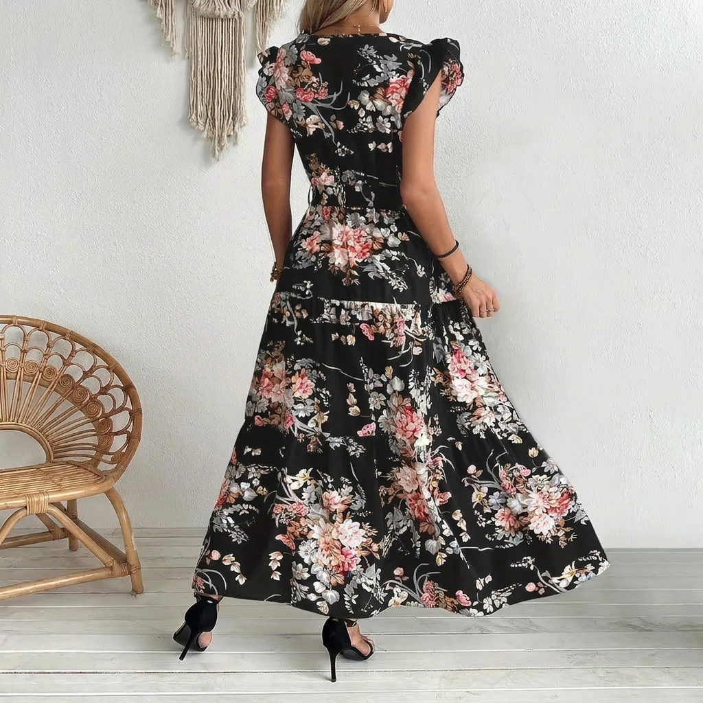 Kvinner i komfortabel svart polyester kjole. Elegant hverdagskjole, ideell for sommer og reise.