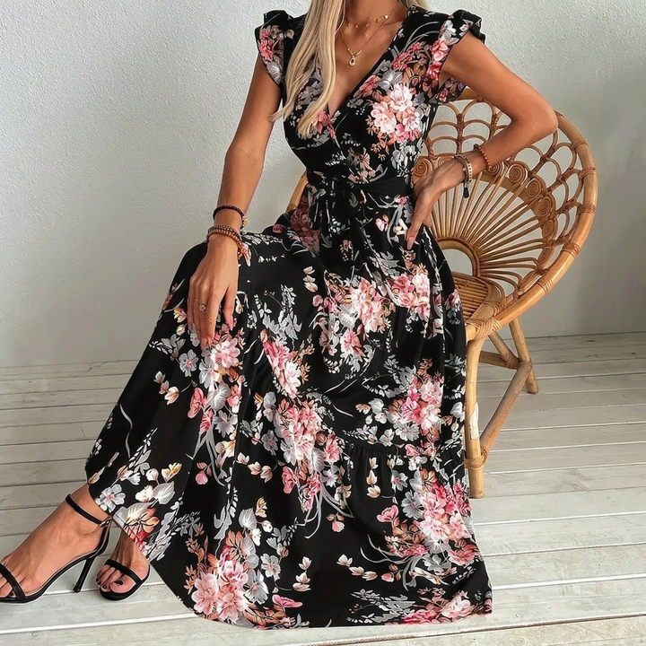 Elegant svart hverdagskjole for kvinner. Komfortabel og stilfull polyester kjole for en avslappet sommer.