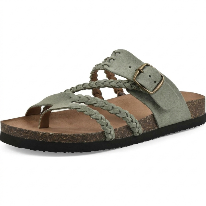 Detaljer av vevde flate sandaler. Nærstudie av de elegante reimene på komfortable damesandaler for sommeren.