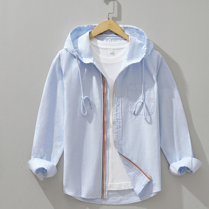 Moderne hvit skjortejakke til herre med lange ermer, perfekt for smart casual vår- og høstantrekk.