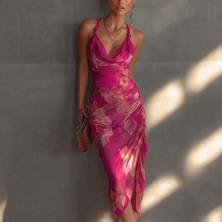 Elegant rosarød blomstret plissert midikjole med drapert hals for dame, perfekt til sommerfest.