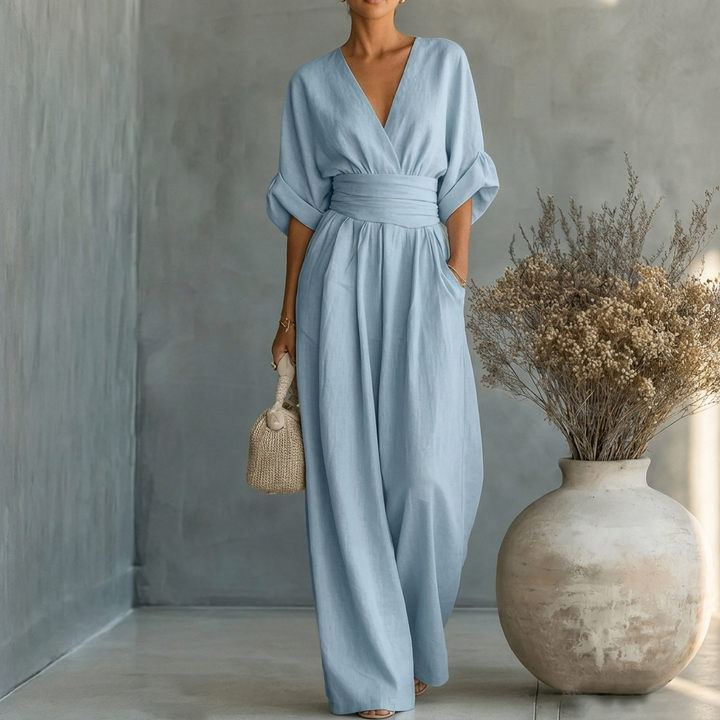 Elegant damejumpsuit med V-hals, slankende passform og lang stil. Perfekt for fest og hverdagsbruk. Komfortabel one-piece.